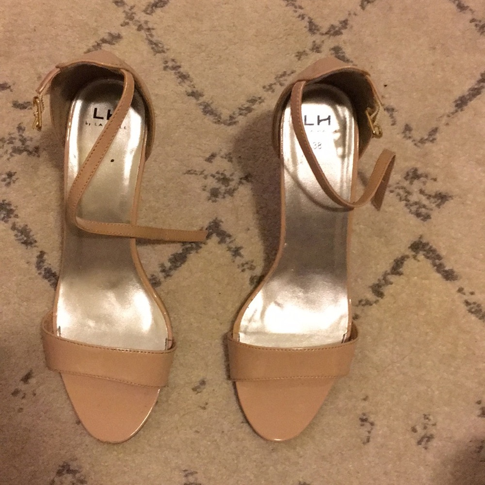 Beige low heels 👠